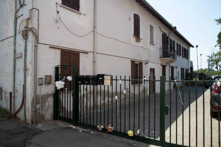 Milano, la casa di via Parea dove è stata trovata Diana senza vita: peluche sul cancello