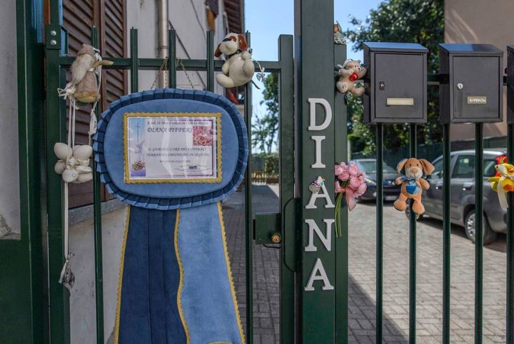 Tante testimonianze di affetto per la piccola Diana, davanti alla casa di via Parea dove la bimba è morta