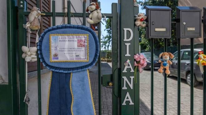 Tante testimonianze di affetto per la piccola Diana, davanti alla casa di via Parea dove la bimba è morta