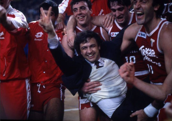 Franco Casalini festeggiato dai giocatori della Tracer dopo il successo in Coppa dei Campioni