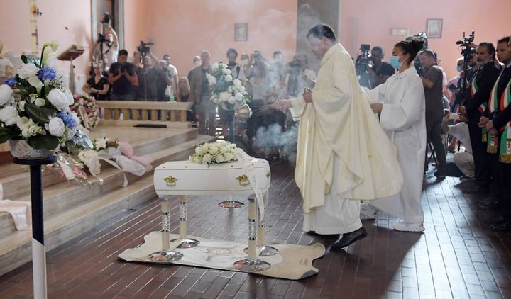 Funerale Diana Pifferi, la piccola bara bianca al centro della chiesa gremita