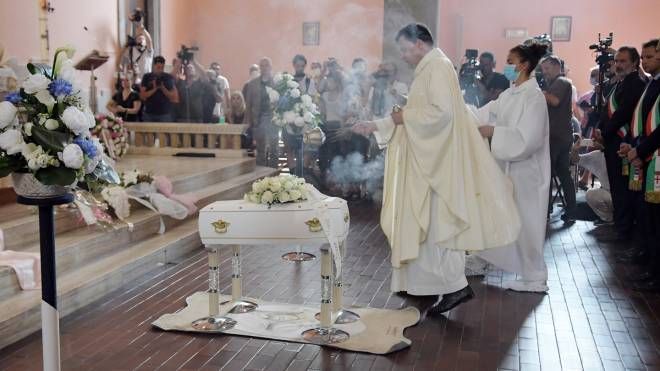 Funerale Diana Pifferi, la piccola bara bianca al centro della chiesa gremita