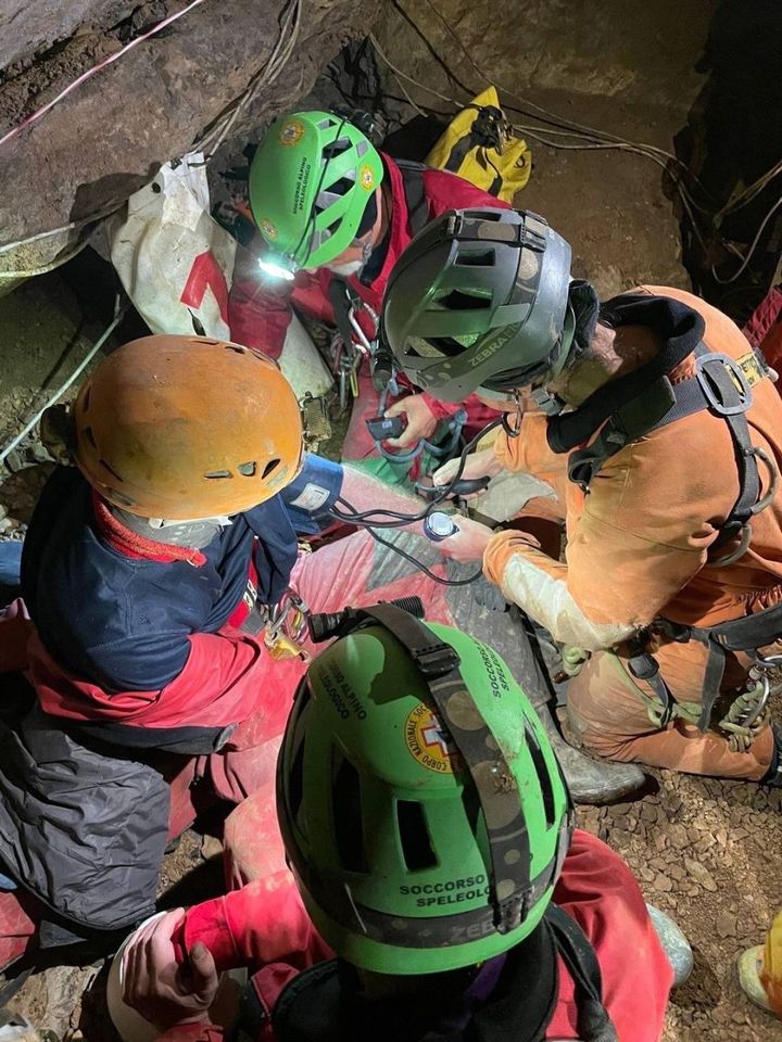 L'intervento di salvataggio dello speleologo nella grotta del Remeron