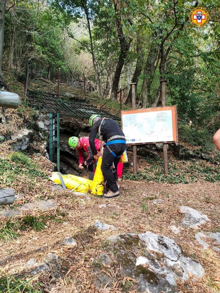 L'intervento di salvataggio dello speleologo nella grotta del Remeron