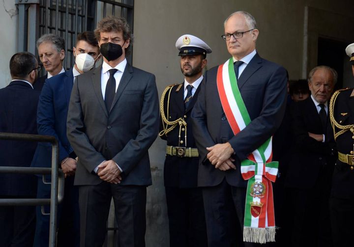 Alberto Angela e il sindaco di Roma accolgono il feretro di Piero Angela
