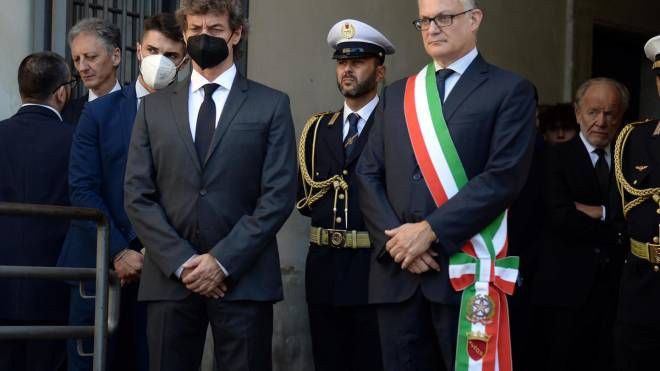Alberto Angela e il sindaco di Roma accolgono il feretro di Piero Angela