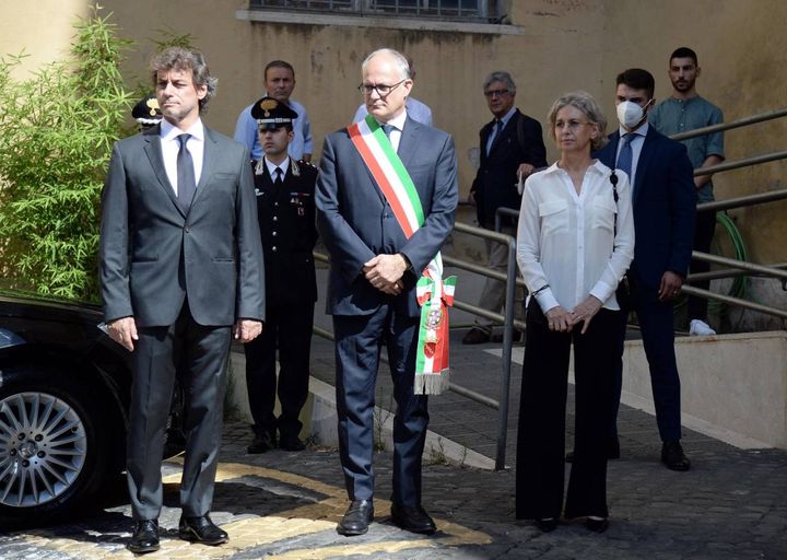 I figli di Piero Angela, Alberto e Christine, accolgono il feretro assieme al sindaco di Roma