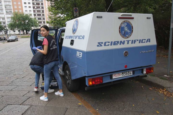 Polizia scientifica sul luogo dell'accoltellamento a Milano