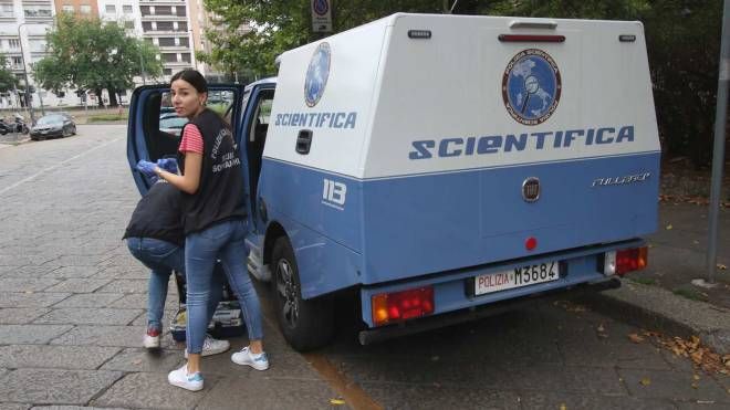 Polizia scientifica sul luogo dell'accoltellamento a Milano