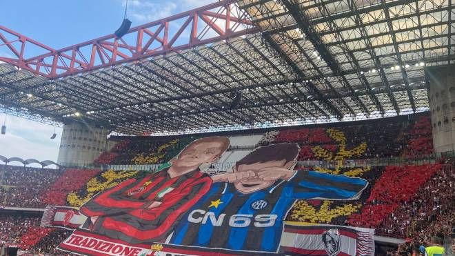 Derby Milan-Inter, la coreografia dei tifosi rossoneri