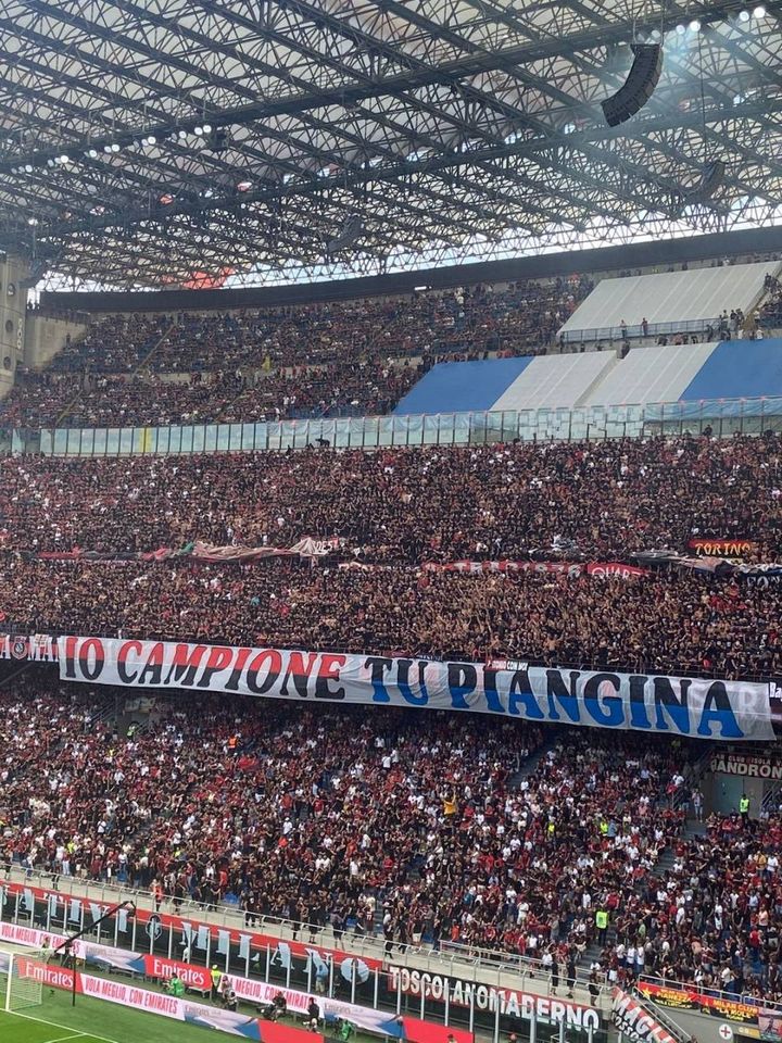 Striscioni a San Siro per il derby Milan-Inter