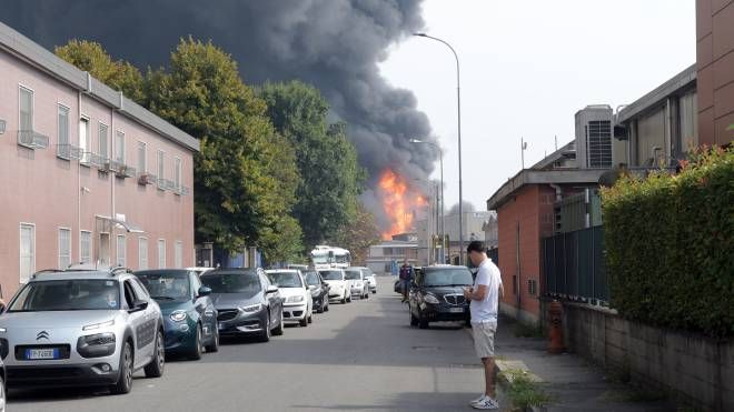 Incendio alla Nitrolchimica di San Giuliano Milanese, le fiamme divorano uno degli stabilimenti
