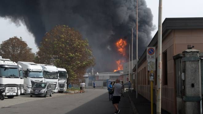 Incendio alla Nitrolchimica di San Giuliano Milanese, le fiamme divorano uno degli stabilimenti