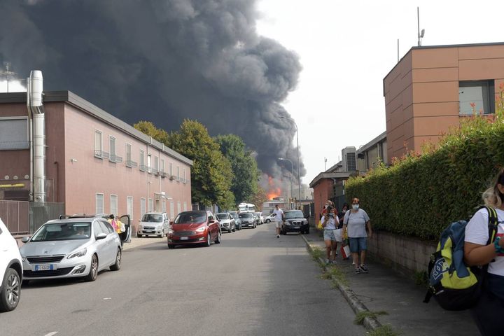 San Giuliano Milanese,  incendio ed esplosioni alla Nitrolchimica: evacuata l'area