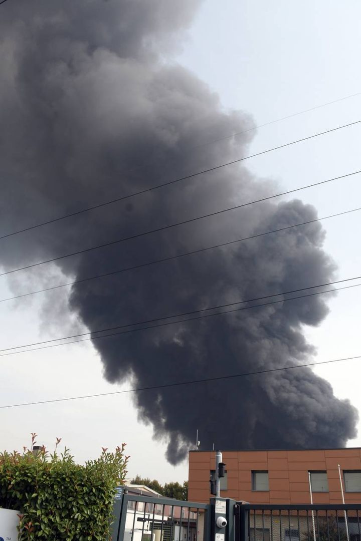 Incendio alla Nitrolchimica di San Giuliano Milanese, la colonna di fumo nero visibile a km di distanza