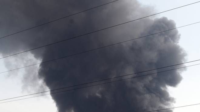 Incendio alla Nitrolchimica di San Giuliano Milanese, la colonna di fumo nero visibile a km di distanza