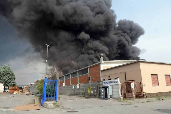 Incendio alla Nitrolchimica di San Giuliano Milanese, vigili del fuoco al lavoro