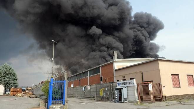 Incendio alla Nitrolchimica di San Giuliano Milanese, vigili del fuoco al lavoro