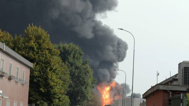 San Giuliano Milanese,  incendio ed esplosioni alla Nitrolchimica: evacuata l'area