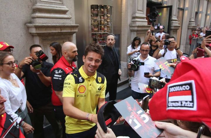 Leclerc celebrato dai fan in centro a Milano