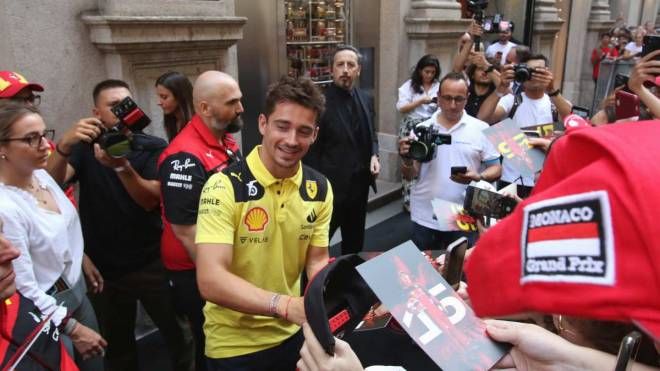 Leclerc celebrato dai fan in centro a Milano