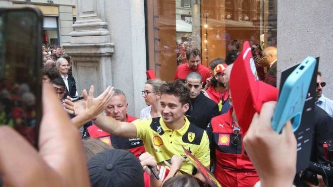 Il pilota Charles Leclerc a Milano: l'accoglienza dei fan