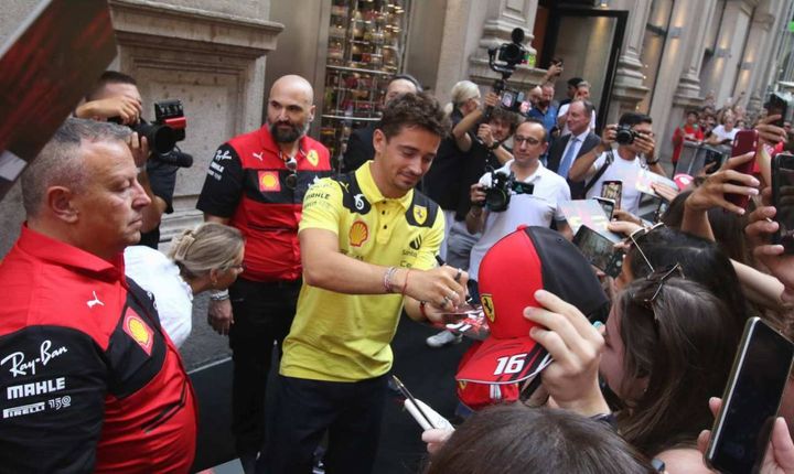 Febbre da Gran Premio: i fan accolgono Leclerc in centro a Milano