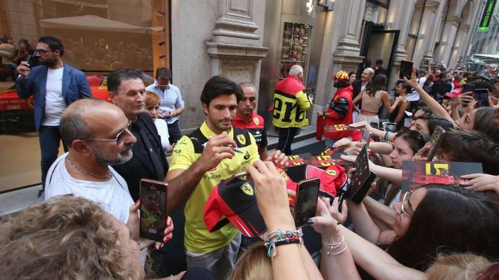 Carlos Sainz Jr incontra i fan in centro a Milano