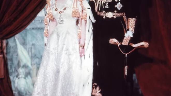 L'abito dell'incoronazione, nel 1953, trasmessa per la prima volta in televisione