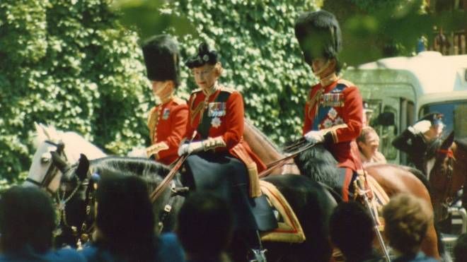La regina Elisabetta II cavalca insieme ai dragoni della Guardia
