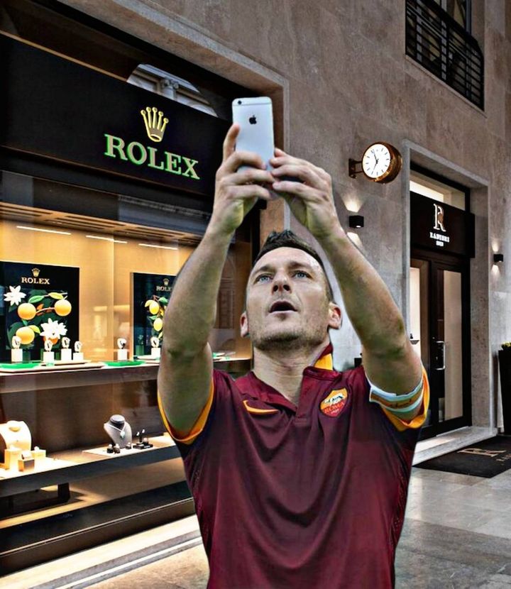 Una celebre esultanza di Totti "photoshoppata" davanti al negozio Rolex 