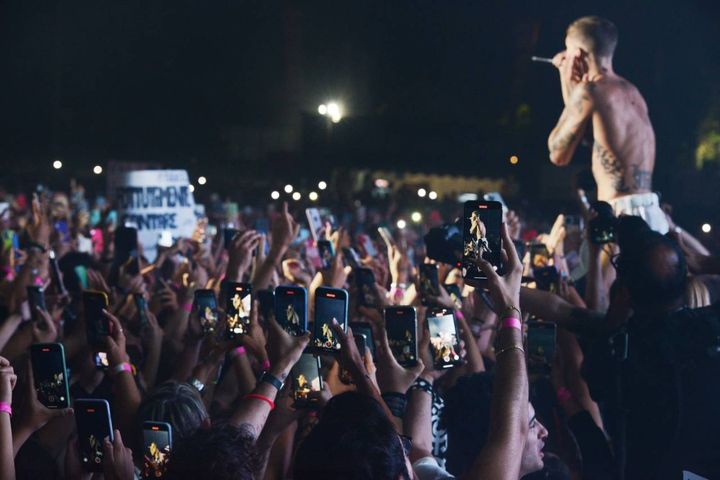 Fan in delirio a Milano per l'ultima data del tour di Blanco
