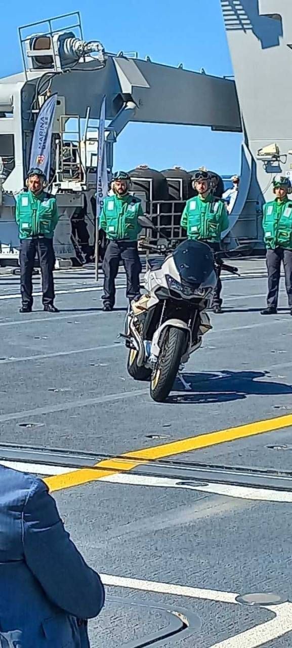 Moto Guzzi V100 Mandello Aviazione Navale: anteprima mondiale sulla portaerei Cavour