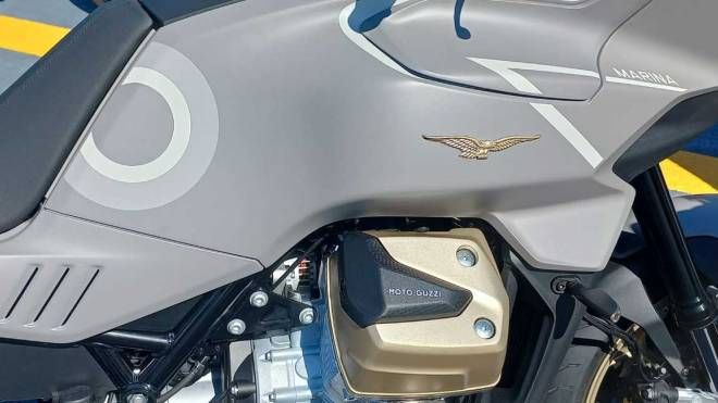 Moto Guzzi V100 Mandello Aviazione Navale: anteprima mondiale sulla portaerei Cavour