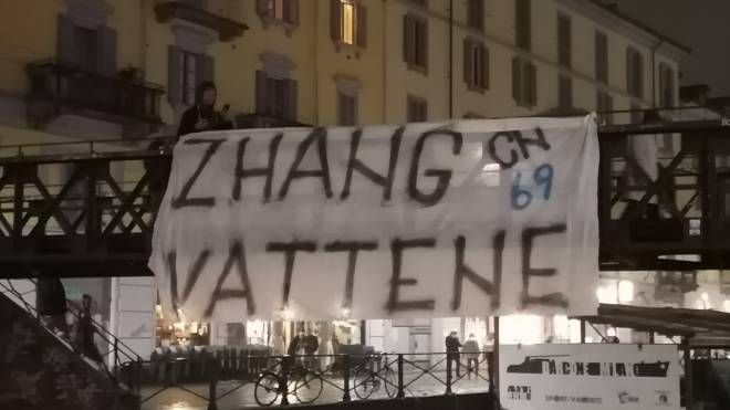 Gli striscioni contro Zhang invadono tutta Milano
