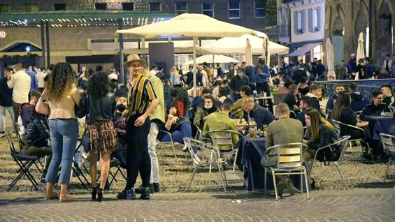 Sesso di notte in centro a Pavia, il video di un passante diventa virale