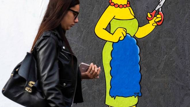 Milano, Marge Simpson si taglia i capelli davanti consolato Iran in omaggio a Mahsa Amini