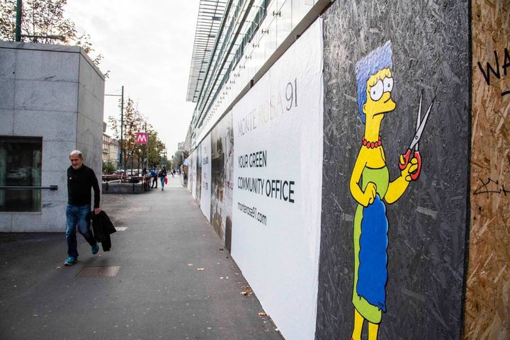 Milano, Marge Simpson si taglia i capelli davanti consolato Iran in omaggio a Mahsa Amini