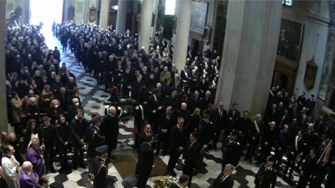 Gremita la chiesa di San Vittore Martire per i funerali di Roberto Maroni