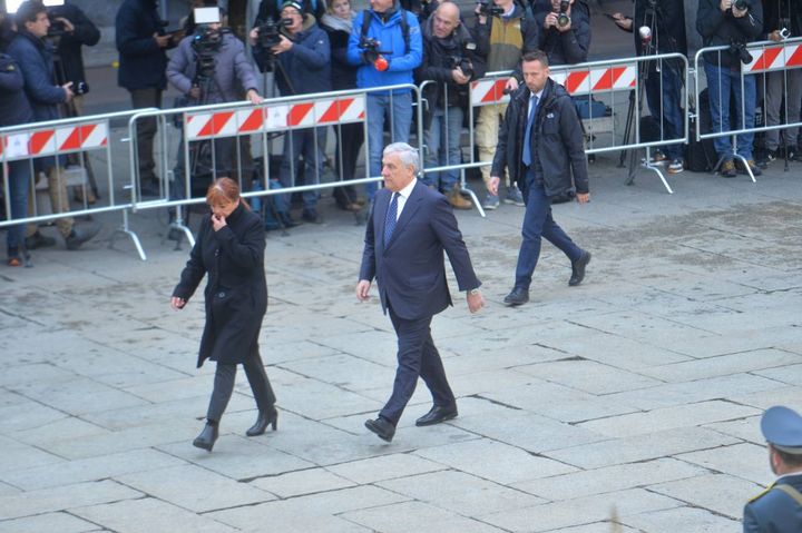 L'arrivo di Antonio Tajani ai funerali di Maroni