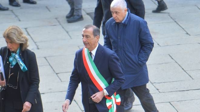 L'arrivo del sindaco Beppe Sala ai funerali di Maroni
