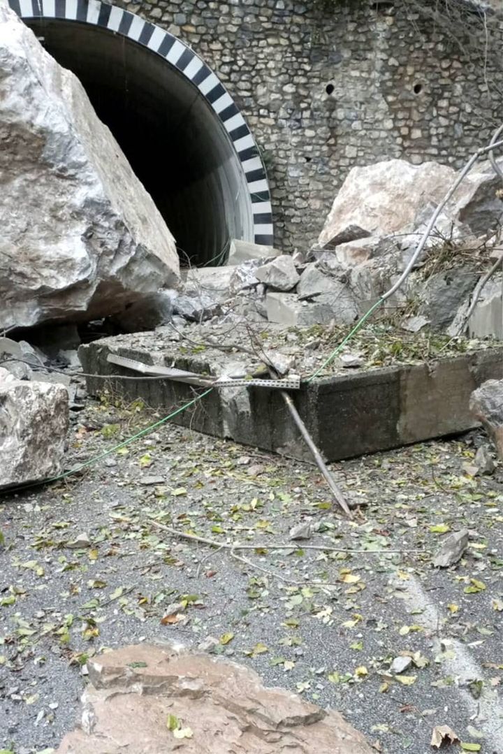 Frana sulla Lecco-Ballabio: auto colpita, i macigni bloccano la galleria