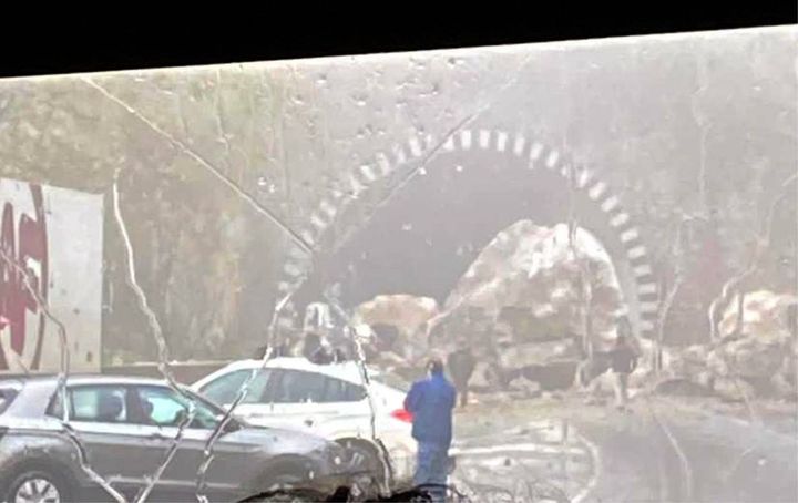 Frana sulla Lecco-Ballabio: auto colpita, i macigni bloccano la galleria