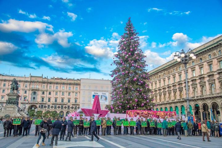 La cerimonia in piazza Duomo chiude ufficialmente le manifestazioni organizzate durante tutto l'anno per celebrare i 150 anni di fondazione del Corpo degli Alpini