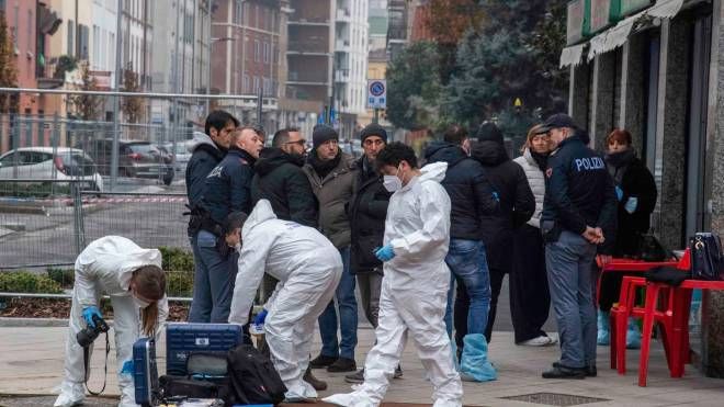 La polizia scientifica effettua dei rilievi fuori del bar dove una persona è stata uccisa nel quartiere 
Corvetto alla periferia di Milano