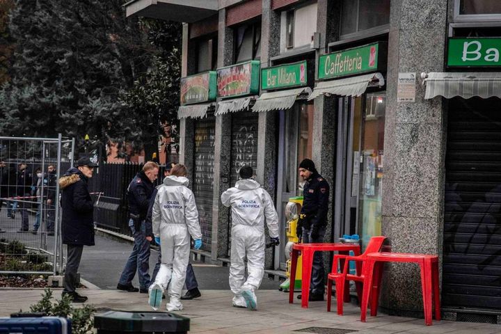 La polizia scientifica effettua dei rilievi fuori del bar dove una persona è stata uccisa nel quartiere 
Corvetto alla periferia di Milano
