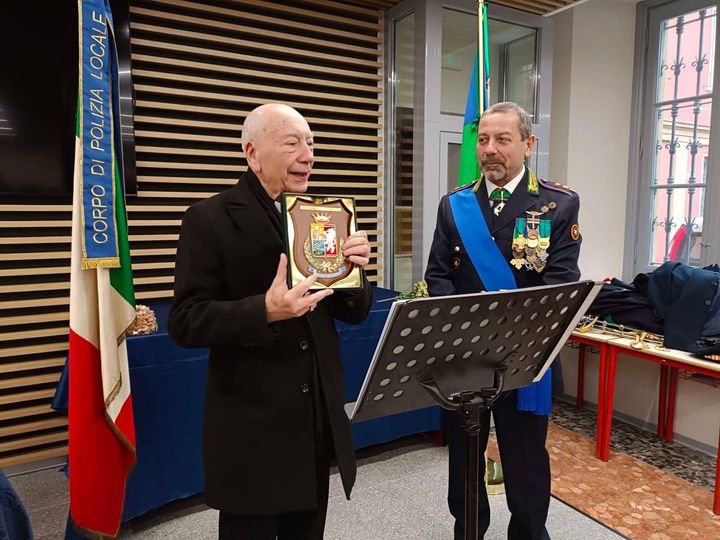 Marco Simighini, comandante della polizia locale di Codogno, consegna al cardinale lo stem