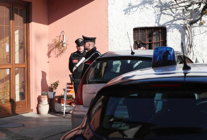 Nuvolento, i carabinieri davanti alla casa dov'è avvenuto l'omicidio
