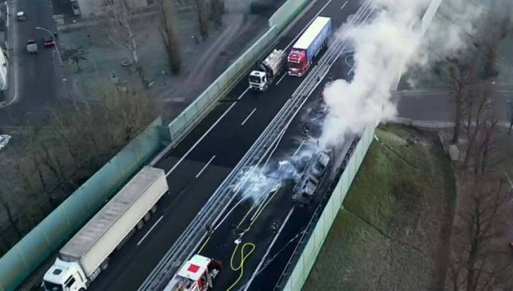 Le immagini dell'incendio in autostrada