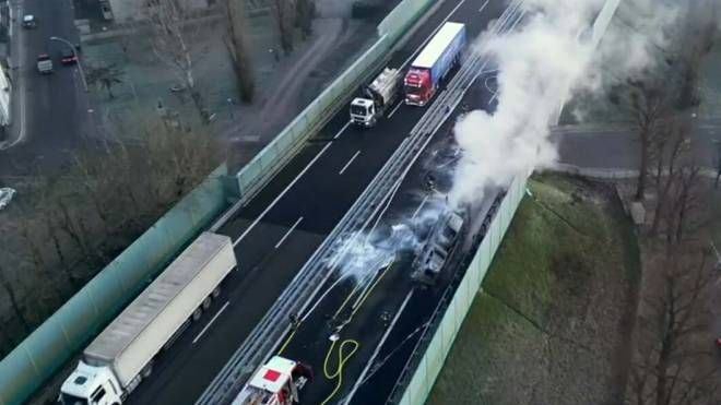 Le immagini dell'incendio in autostrada